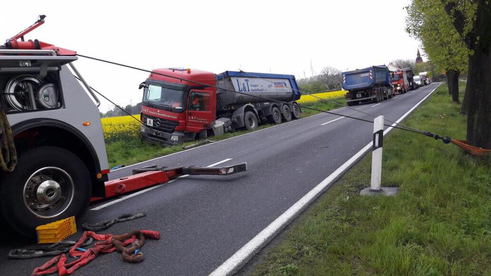 Schwerlastbergung nach LKW-Unfall: Abschleppdienst sichert und zieht verunglückten Sattelzug mit Seilwinde zurück auf die Straße.